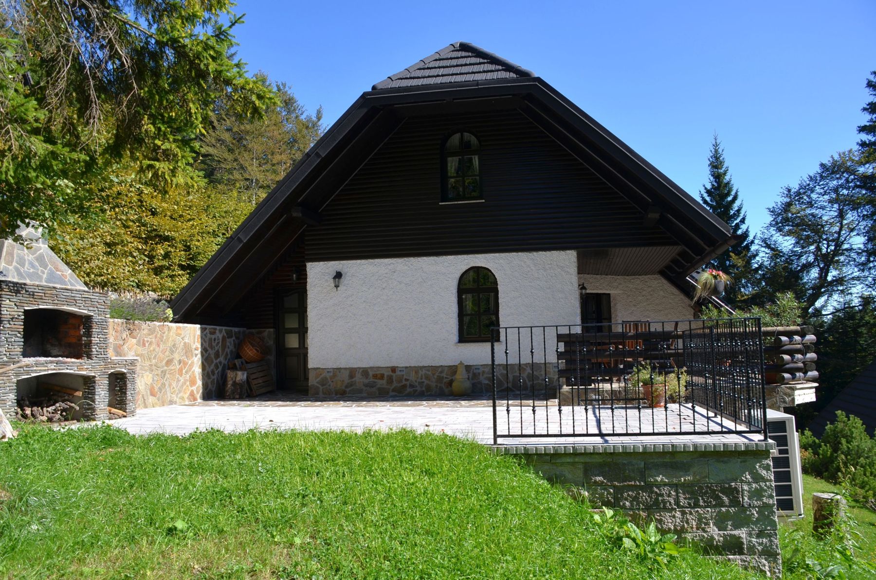 Tlakovana terasa s kamnitim žarom